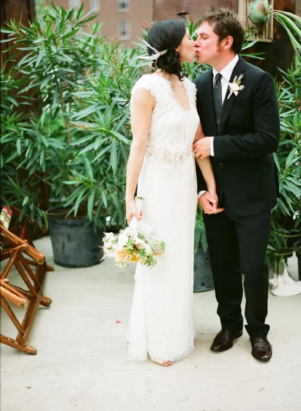 Don’t Miss Out Vera Wang Chantilly Lace Sheath Wedding Dress